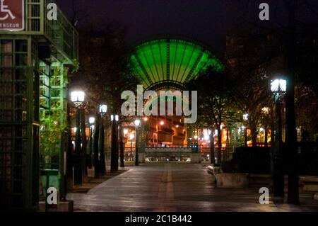 Centro commerciale Forum des Halles a Parigi, grande ingresso architettonico, illuminata in modo spettacolare di notte, art nouveau francese, Francia. Foto Stock