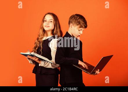 Creare il futuro. I bambini piccoli lo usano il libro ed il calcolatore. Piccola ragazza e ragazzo studiano a scuola. Formazione online. Educare la generazione futura. Oggi bambini, domani tomorrows. Il futuro è ora. Foto Stock