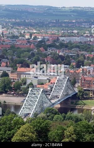 Dresda, Germania. 15 giugno 2020. Vista dal ristorante Luisenhof al ponte di Loschwitz Elbe Blaues Wunder. Credit: Fahnt/dpa-Zentralbild/ZB/dpa/Alamy Live News Foto Stock