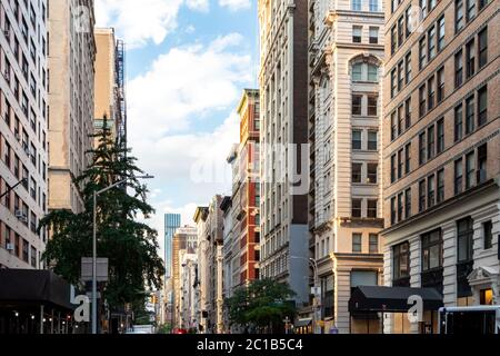 La luce del sole splende sugli edifici lungo Broadway attraverso Midtown Manhattan, New York City New York Foto Stock