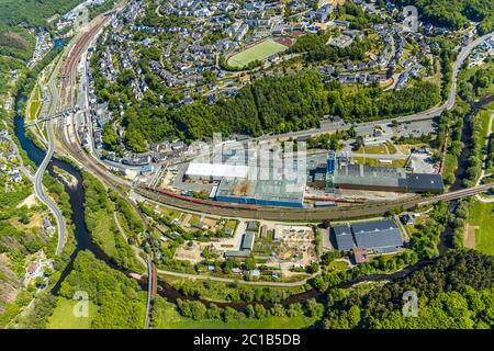 Fotografia aerea, stazione ferroviaria Finnentrop, acciaio ThyssenKrupp, fiume Lenne, campo sportivo FC Finnentrop, Finnentrop, Sauerland, Nord Reno-Westph Foto Stock