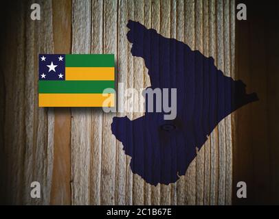 Mappa e bandiera della provincia di Sergipe, Brasile, su sfondo ligneo, illustrazione in 3D Foto Stock