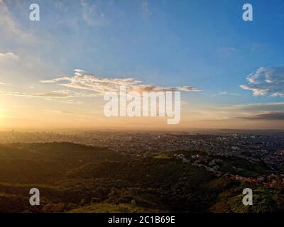 Vista dalla cima della città di Belo Horizonte, nello stato di Minas Gerais Foto Stock