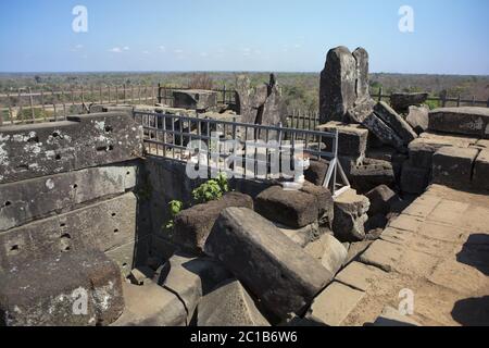 Piramide della morte Prasat Prang, in cima al tempio, circa la discesa all'interno. Koh Ker tempio complesso, Cambogia Foto Stock