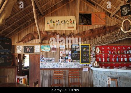 Interno di pub locale con cartelli, Ampangorinana Village, Nosy Komba Island, Madagascar. Foto Stock