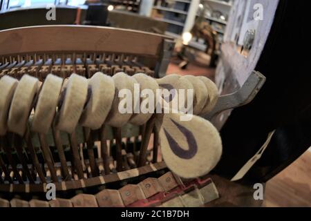 Il pianoforte martella dalle parti innard dello strumento musicale Foto Stock