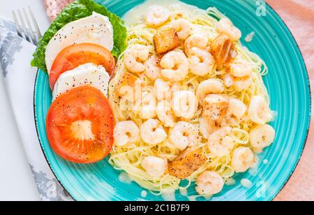 Pasta italiana con gamberi e salsa cremosa. Spaghetti e gamberetti Foto Stock