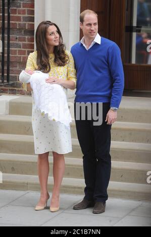 Il principe Guglielmo, Duca di Cambridge e Caterina, Duchessa di Cambridge, introducono la principessa Charlotte di Cambridge al mondo. © Paul Treadway Foto Stock