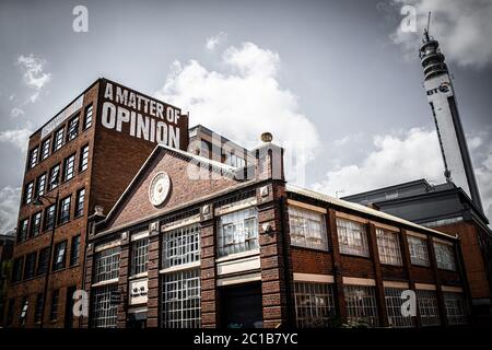 "Una questione di opinione" ha dipinto un messaggio su un edificio in Livery Street, Birmingham Foto Stock