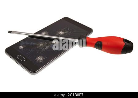 Smartphone con schermo rotto e cacciavite isolato su uno sfondo bianco Foto Stock