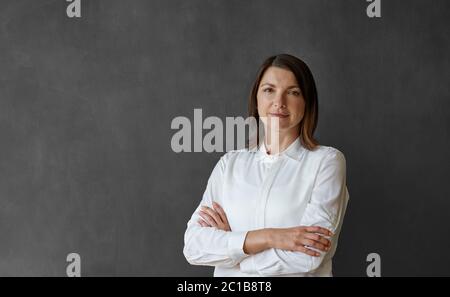 Donna d'affari sicura in piedi davanti ad una lavagna vuota Foto Stock