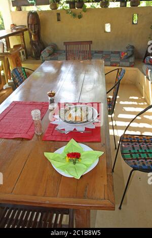 Impostazione della colazione durante l'orario della colazione alle 293 sulla Komba Guest House, Ampangorinana Village Nosy Komba Island, Madagascar. Foto Stock