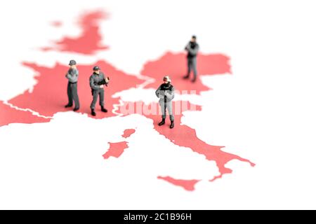 Polizia in miniatura sulla mappa d'europa Foto Stock