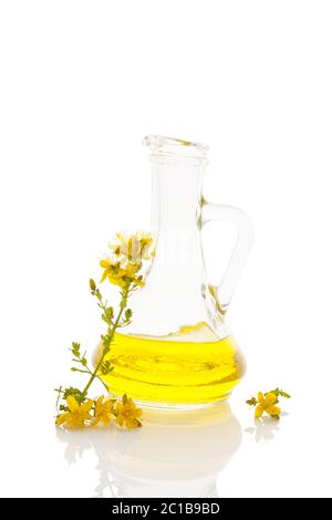 St.John's wort olio nel vasetto di vetro Foto Stock