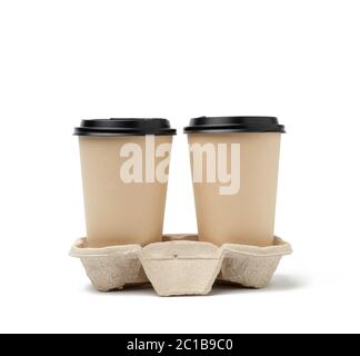 due tazze monouso in carta marrone con supporto in plastica nel vassoio, fondo bianco, contenitori per la rimozione Foto Stock