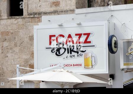 Cartello di un negozio di focaccia e birra pugliese a Polignano a Mare, Puglia, Italia Foto Stock