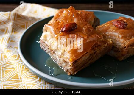 Panbava fresco fatto in casa, dessert gustoso, cibo turco, pasta filò, noci e miele. Panetteria. Foto Stock