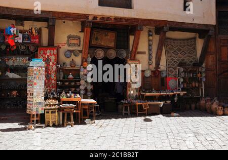 Fez, Marocco. Place Nejjarine, (luogo Nejjarine) è un ingresso ben noto al souk della medina medievale di Fez. Sito patrimonio dell'umanità dell'UNESCO. Foto Stock