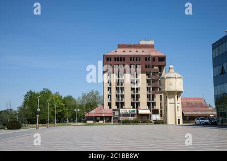 VUKOVAR, CROAZIA - 20 APRILE 2018: Hotel Dunav, un albergo abbandonato e un importante punto di riferimento di Vukovar, Croazia, di fronte alla piazza principale della città i Foto Stock