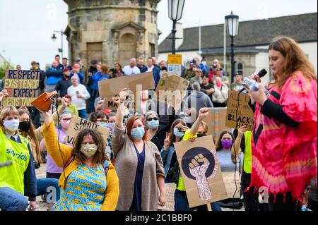 Richmond, North Yorkshire, UK - 14 giugno 2020: I manifestanti BLM inginocchiano e tengono i segni mentre indossano maschere facciali PPE a una protesta Black Lives Matter in Ric Foto Stock