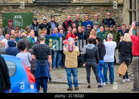 Richmond, North Yorkshire, UK - 14 giugno 2020: Ex militari i manifestanti si riuniscono per una fotografia di gruppo per celebrare la rottura di un li nero Foto Stock