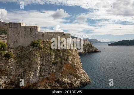 Antica fortezza sul bordo della scogliera di Dubrovnik, Croazia Foto Stock