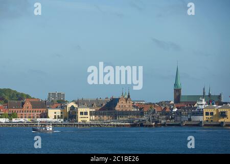 Vista di Helsingor o Elsinore dallo Stretto di Oresund in Danimarca Foto Stock