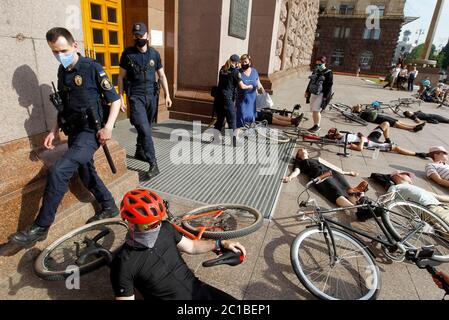 I ciclisti si sono posati a terra con le loro moto durante la protesta. I ciclisti prendono parte alla protesta Die-in vicino al municipio chiedendo la costruzione di piste ciclabili e le regole di traffico inasprito, a Kiev, Ucraina. Foto Stock