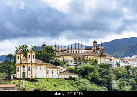 Chiese storiche tra le case e le vie di Ouro Preto Foto Stock