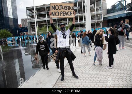 Dopo la morte di George Floyd mentre si trovava nella custodia della polizia a Minneapolis, sono iniziate manifestazioni di solidarietà in tutto il mondo, mentre si riuniscono persone per protestare contro il razzismo istituzionale e a sostegno del movimento Black Lives Matter, come si vede qui con migliaia di persone, Soprattutto indossando maschere facciali, si riuniscono in Centenary Square il 4 giugno 2020 a Birmingham, Inghilterra, Regno Unito. Black Lives Matter è un movimento internazionale per i diritti umani, che ha origine nella comunità afroamericana, che si batte contro la violenza e il razzismo sistemico nei confronti dei neri. Foto Stock