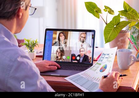Lavoro a distanza - concetto di videoconferenza - lavorare a casa Foto Stock