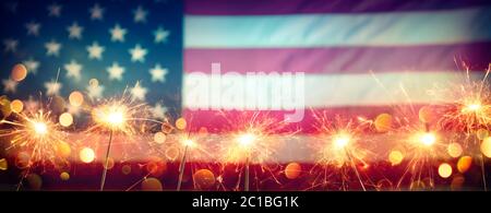 USA Celebration con sparklers e blurred bandiera americana su sfondo vintage Foto Stock