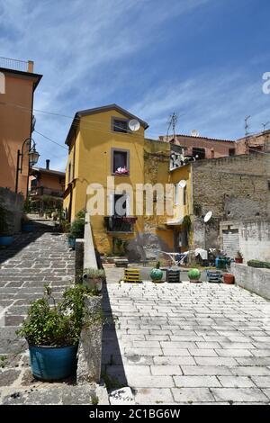 Una pittoresca strada di Eboli, un centro storico della Campania . Foto Stock