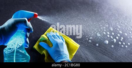 Pulizia e disinfezione con spray disinfettante - protezione contro il Coronavirus Foto Stock