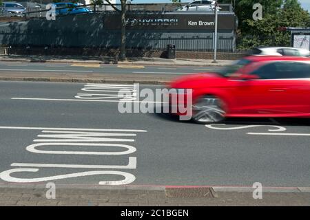 segnaletica stradale che segnala il traffico a lento, sull'avvicinamento alla rotonda del circo maniero, east sheen, southwest london, inghilterra, con l'auto in movimento sfocato Foto Stock