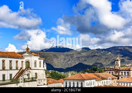 Paesaggio urbano della città e delle colline di Ouro Preto Foto Stock