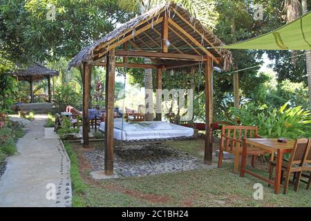 Letto amaca e mobili in legno in giardino a 293 su Komba Guest House, Ampangorinana Village Nosy Komba Island, Madagascar. Foto Stock