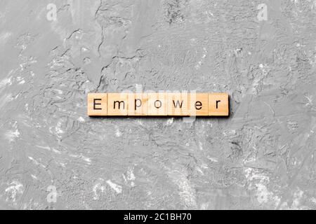Empower parola scritta sul blocco di legno. Potenziare il testo sul tavolo, concetto. Foto Stock