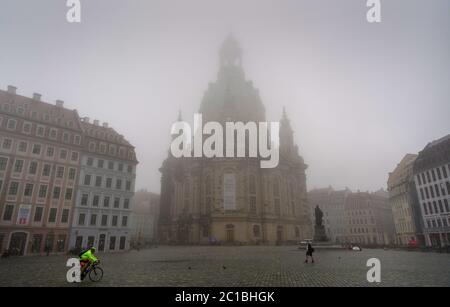 Dresda, Germania. 15 giugno 2020. Il Neumarkt con la Frauenkirche e il monumento Martin Lutero è avvolto nella nebbia al mattino. Credit: Robert Michael/dpa-Zentralbild/ZB/dpa/Alamy Live News Foto Stock