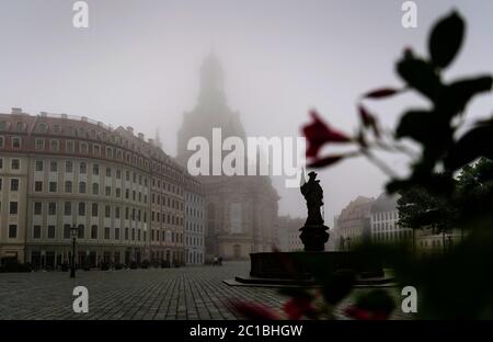 Dresda, Germania. 15 giugno 2020. I Neumarkt di fronte alla Frauenkirche e al Friedensbrunnen sono avvolti nella nebbia al mattino. Credit: Robert Michael/dpa-Zentralbild/ZB/dpa/Alamy Live News Foto Stock