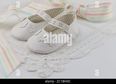 Baby Boeties sfondo con pizzo bianco e nastro color pastello, adatto per il babtismo, il battesimo, Foto Stock