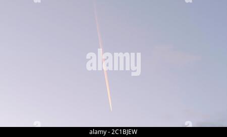 Panorama Contrail da un aereo che sorvola il quartiere di South Jordan City Foto Stock