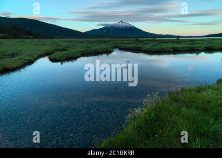 USA, Oregon, Deschutes National Forest, Sparks Lake e Mount Bachelor Foto Stock
