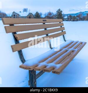 Raccolto quadrato pittoresco paesaggio coperto di neve in inverno con panca vuota vicino al lago Utah Foto Stock