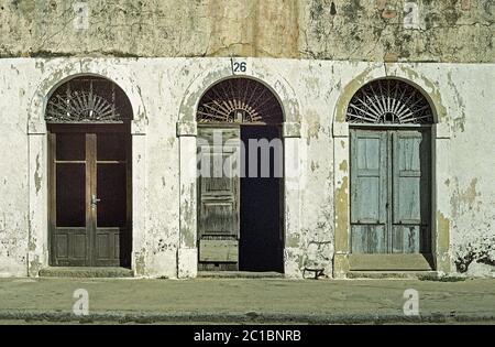 Illustrazione fotografica  una fila di tre porte ad arco su una strada in Corsica. Molto grafico, molto bygones Foto Stock