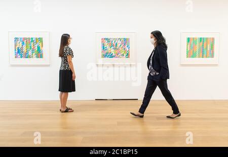 Sara Chan (a sinistra) e Angela Choon visualizzano le opere d'arte di Bridget Riley alla galleria d'arte moderna David Zwirner a Mayfair, Londra, poiché i negozi non essenziali in Inghilterra aprono le porte ai clienti per la prima volta da quando le restrizioni di blocco di coronavirus sono state imposte a marzo. Foto Stock