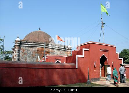 Khan Jahan Ali Tomba e Moschea a Bagerhat, Bangladesh. L'entrata principale, l'edificio e la cupola della Tomba e della Moschea di Khan Jahan Ali. Foto Stock