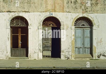 Immagini scansionate di archivio  una fila di tre porte ad arco su una strada in Corsica. Molto grafico Foto Stock