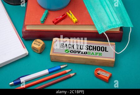 Firma ritorno a scuola con testo sicuro e invidio - concetto di educazione Foto Stock