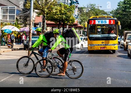 Food Delivery ciclisti, Yangon, Myanmar. Foto Stock